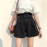 Schwarze Jeansshorts mit hoher Taille und großem Gürtel